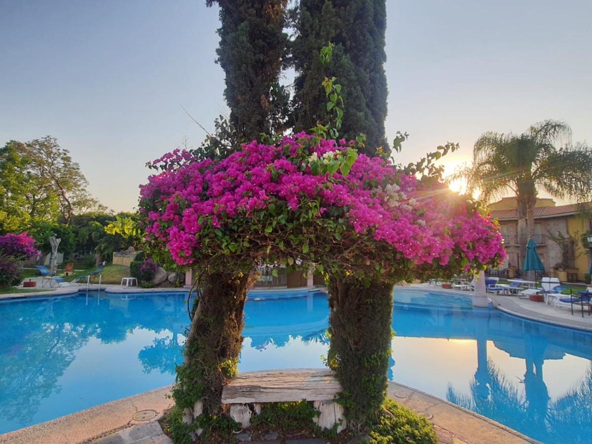 Gran Hotel Hacienda De La Noria Aguascalientes Kültér fotó Bougainvillea at the pool